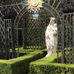 New Orleans Homes of the Rich and Famous Tour of the Garden District