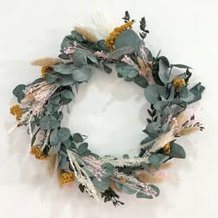 Diseño de una corona decorativa con flores preservadas