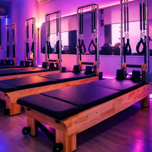 Pilates máquina y barre: experiencia neón