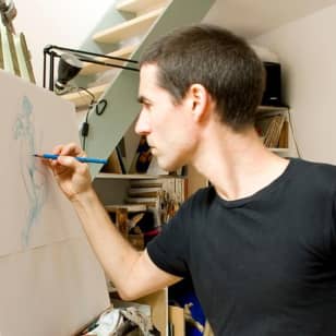 Zeichensession mit einem Modell in einem Künstleratelier