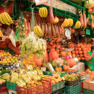 Mercado de Paloquemao con frutas y comida tradicional