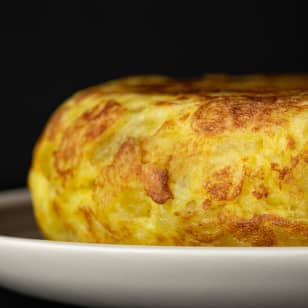 Pincho de tortilla y bebida en Malasaña