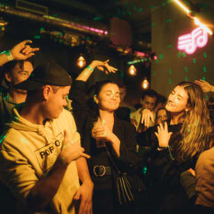 Carnaval do Porto Pub Crawl: 5 Horas, 1 Hora Open Bar, 4 Bares, e Entrada no Clube VIP