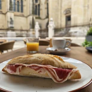 Desayuno con vistas a La Catedral de La Almudena