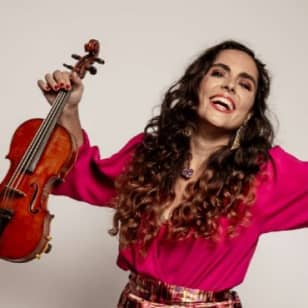Clássicos Domingos apresenta: Carol Panesi Solo