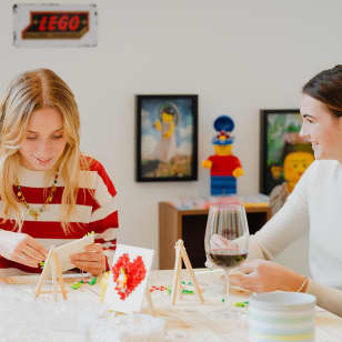 Brick & Family Imagine, assemble et repars avec une figurine unique, des accessoires, une plaque, un chevalet et un décor à ton image !