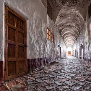 El monasterio oculto. Ruta Monástica de los Pétalos