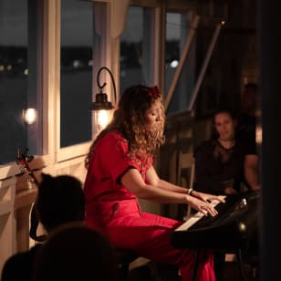 ﻿Concierto íntimo en un barco de vapor histórico