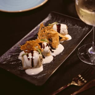 Menú romántico con champagne en el restaurante clandestino Vibra Speakeasy