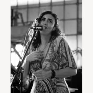 Raphaella Souza canta Marina Lima e Marisa Monte