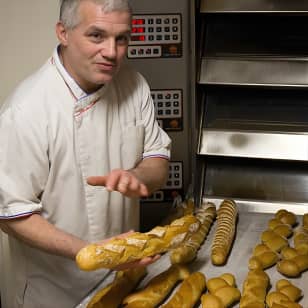 Cours de pâtisserie française : Baguettes et croissants dans une boulangerie parisienne