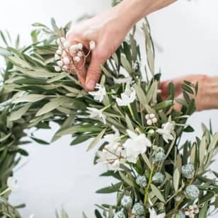 Taller de coronas con flores secas estivales.