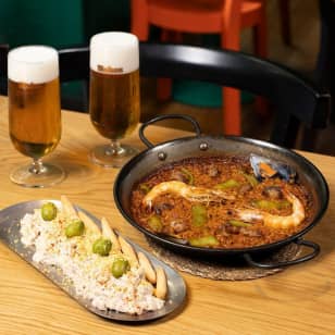 Pa ella, pa él, pa todos. Paella valenciana, ensaladilla y dos bebidas en plena Gran Vía