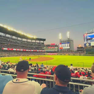 ﻿Entrada para el partido de béisbol de los Atlanta Braves en el Truist Park