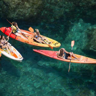 Excursión de kayak y esnórquel en La Costa Brava desde Barcelona