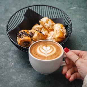 Café y bollería en Ella Sky Bar