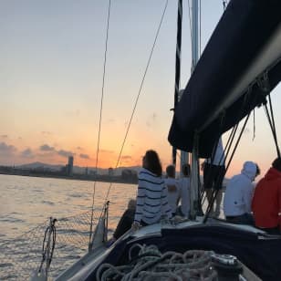 Salida privada en velero (Aperitivo y Bebidas incluidas)