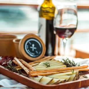 Salida en velero compartida con cata de vinos y quesos