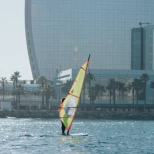 Barcelona: Clase guiada de windsurf