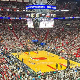 ﻿Entrada para el partido de baloncesto de los Miami Heat en el Kaseya Center