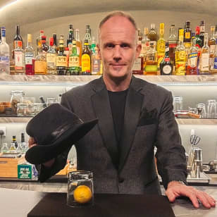 The Magic Bar Show: WunderBar - Magic and Comedy of A German Magician