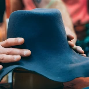 Fabriquez un chapeau souvenir unique avec le célèbre chapelier de Lady Gaga.