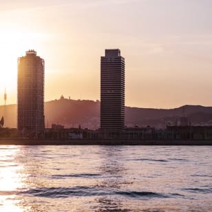 Cruceró en catamarà al capvespre amb espectacle en directe