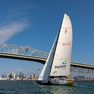 America's Cup Sailing sur le port de Waitemata à Auckland