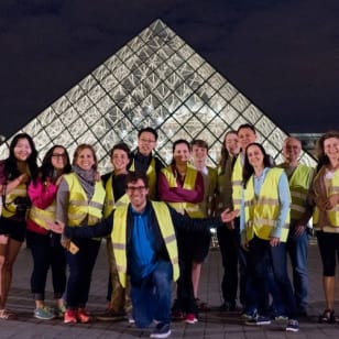 Visita guidata in bicicletta da Parigi a sera con un'ora di crociera in barca
