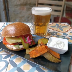 Burger vegana con bebida en Vega