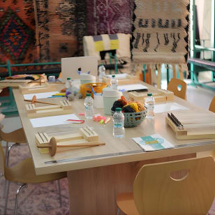 Atelier de fabrication de tapis en petit groupe à Marrakech avec un guide agréé