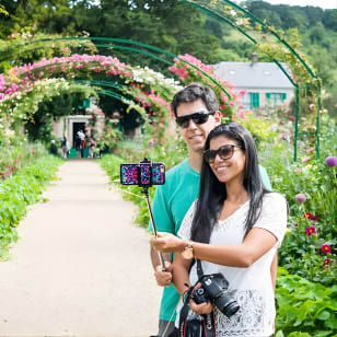 Versailles Timed Entrance Ticket und Giverny Kleingruppen-Tagestour von Paris