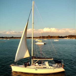 Crucero al atardecer con vino espumoso y tabla de aperitivos