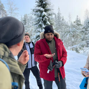 Talven ihmemaa vaellus kansallispuistossa