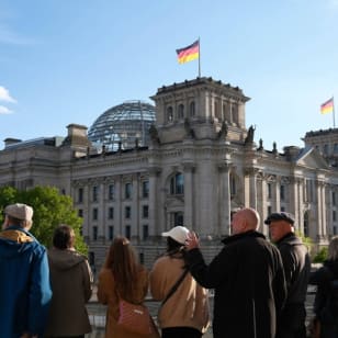 Berlin: Guided Tour of the Parliamentary District in German