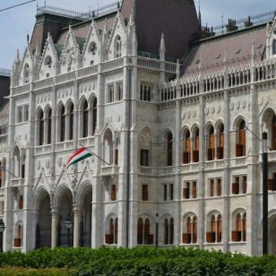 Budapest: Castle District & Hungarian Parliament Guided Tour + Transport