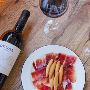 Tardeo con vistas a Plaza España con vino y jamón para 2 en Descaro