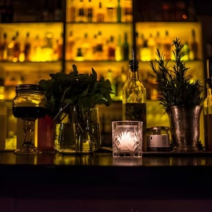 Erkunde versteckte Bars und Speakeasy in Paris