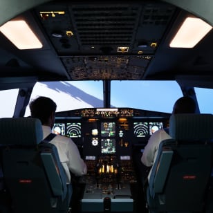 Pilot an Airbus A320 – Flight Simulator Experience in Seville