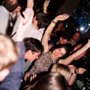 Faro Pub Crawl: 6 bebidas, jogos e entrada VIP
