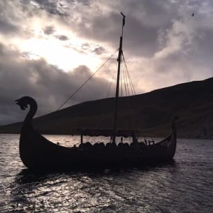 Promenade avec des guerriers vikings dans le quartier médiéval de Dublin