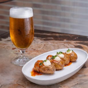 Tapa de bravas y caña o vino en Tilda Neotaberna