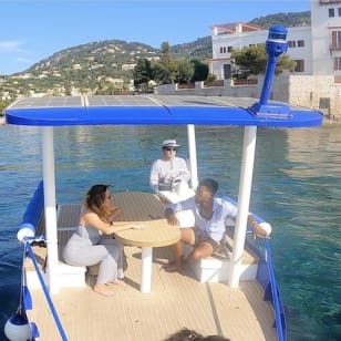 Crucero romántico en un barco con energía solar