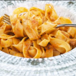 Klassische handgemachte Pasta mit Wodka-Sauce - LA