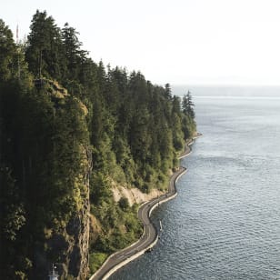 Cena en Bowen Island y excursión en zodiac