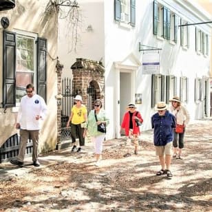 Undiscovered Charleston : visite d'un demi-jour alliant nourriture, vin et histoire à une classe de cuisine
