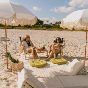 Romance Petite: Salón de Playa Privado y Montaje de Picnic
