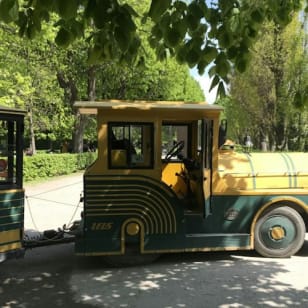 Vienna: Tirolerhof Shuttle Train & Schönbrunn Zoo