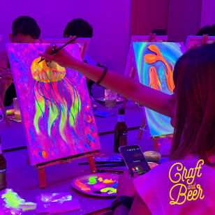 Craft and Beer: pintura neón en lienzo y barra libre de cerveza en Madrid