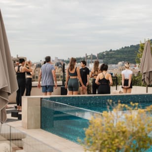 Yoga & Snacks al Rooftop dell'Hotel ME BCN